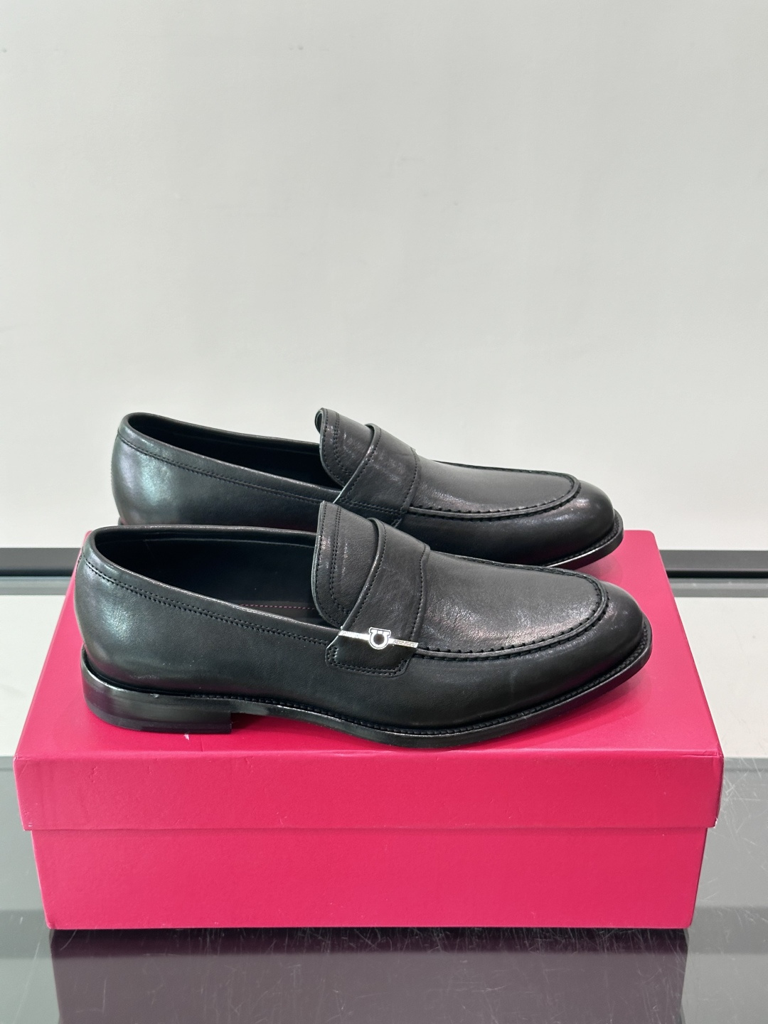 Salvatore Ferragamo Gancini Bit Loafers
精简商用标题：