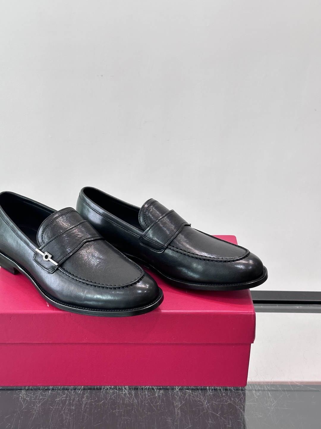Salvatore Ferragamo Gancini Bit Loafers
精简商用标题：