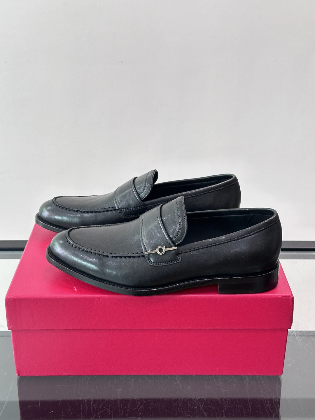 Salvatore Ferragamo Gancini Bit Loafers
精简商用标题：