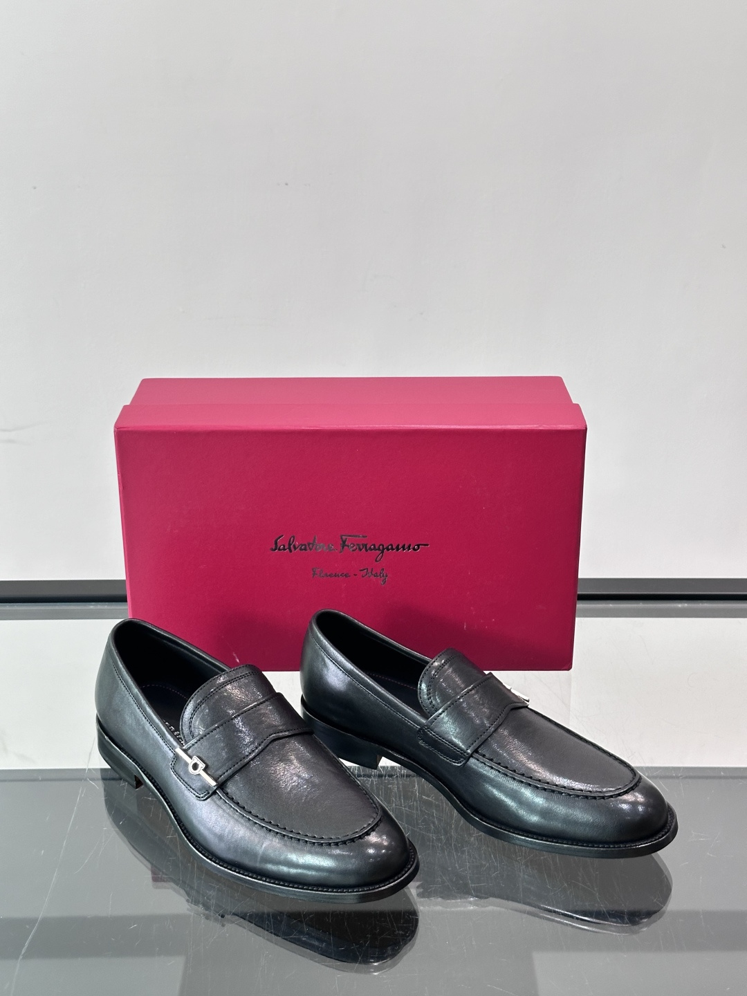 Salvatore Ferragamo Gancini Bit Loafers
精简商用标题：