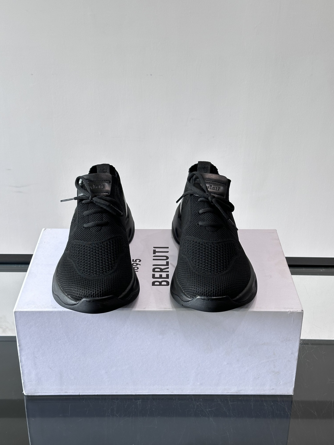 布鲁提 Berlut* Shadow男士运动鞋履 ,这双袜子鞋用轻盈且极富韧性的针织面料,高密度飞织制成,搭配招牌的小牛 布鲁提 Berlut* Shadow男士运动鞋履 ,这双袜子鞋用轻盈且极富韧性的针织面料,高密度飞织制成,搭配招牌的小牛