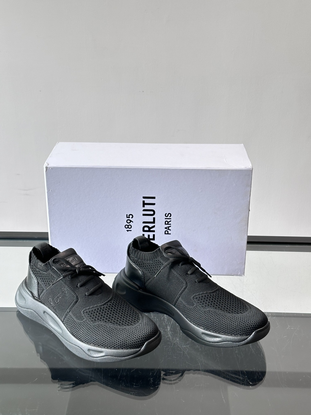 布鲁提 Berlut* Shadow男士运动鞋履 ,这双袜子鞋用轻盈且极富韧性的针织面料,高密度飞织制成,搭配招牌的小牛 布鲁提 Berlut* Shadow男士运动鞋履 ,这双袜子鞋用轻盈且极富韧性的针织面料,高密度飞织制成,搭配招牌的小牛