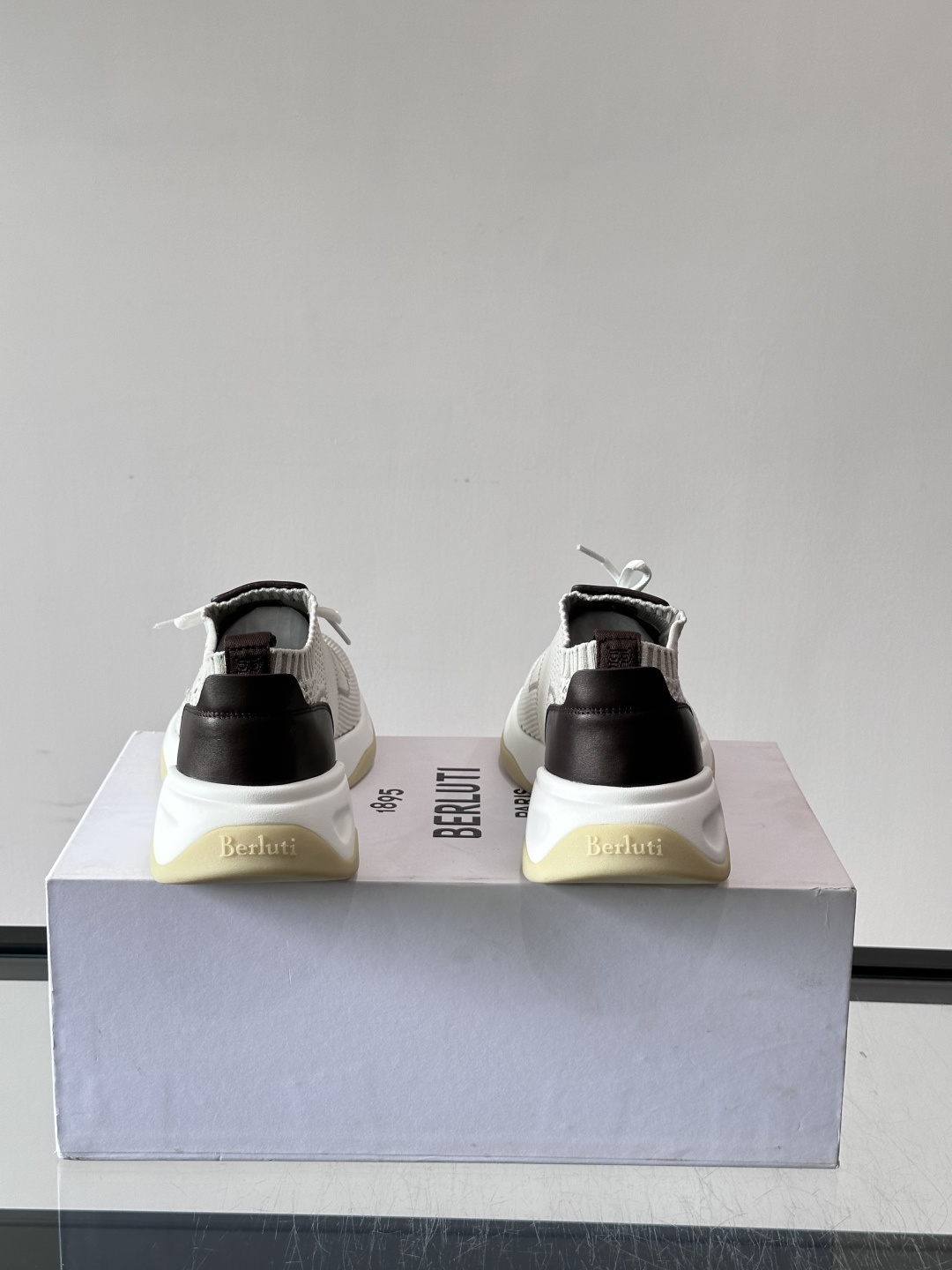 布鲁提 Berlut* Shadow男士运动鞋履 ,这双袜子鞋用轻盈且极富韧性的针织面料,高密度飞织制成,搭配招牌的小牛 布鲁提 Berlut* Shadow男士运动鞋履 ,这双袜子鞋用轻盈且极富韧性的针织面料,高密度飞织制成,搭配招牌的小牛