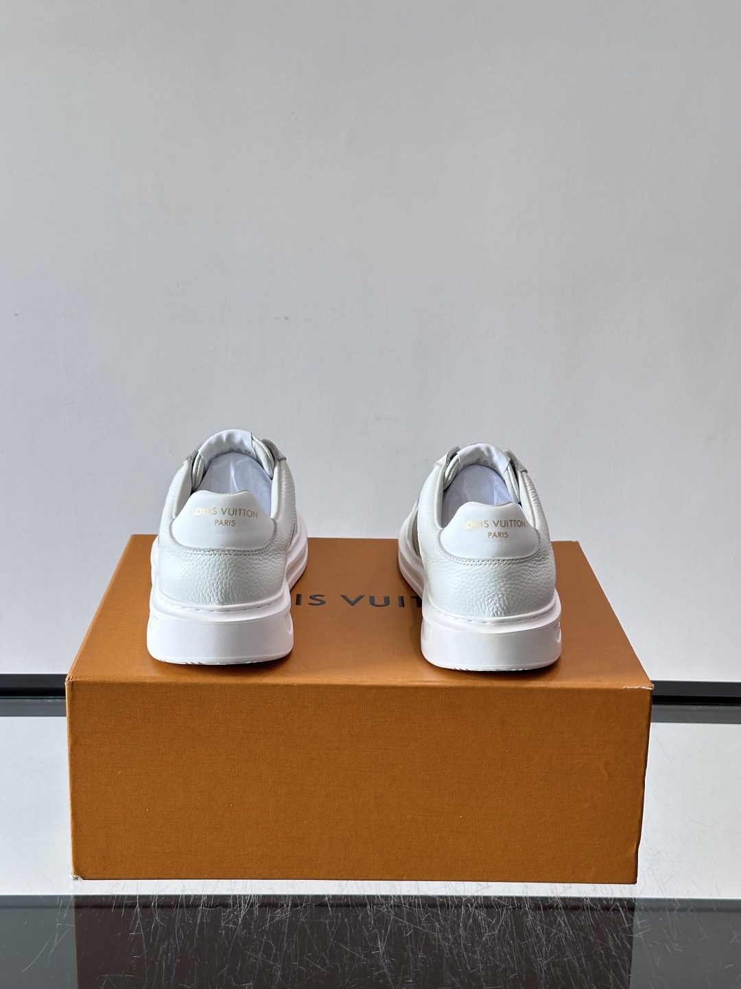 LV 男士休闲鞋。Monogram 帆布拼接荔枝皮。LV 经典老花图案辨识度拉满,厚底干净利落。鞋舌上的 LV 刺绣和老 LV 男士休闲鞋。Monogram 帆布拼接荔枝皮。LV 经典老花图案辨识度拉满,厚底干净利落。鞋舌上的 LV 刺绣和老