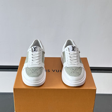 LV 男士休闲鞋。Monogram 帆布拼接荔枝皮。LV 经典老花图案辨识度拉满,厚底干净利落。鞋舌上的 LV 刺绣和老 LV 男士休闲鞋。Monogram 帆布拼接荔枝皮。LV 经典老花图案辨识度拉满,厚底干净利落。鞋舌上的 LV 刺绣和老