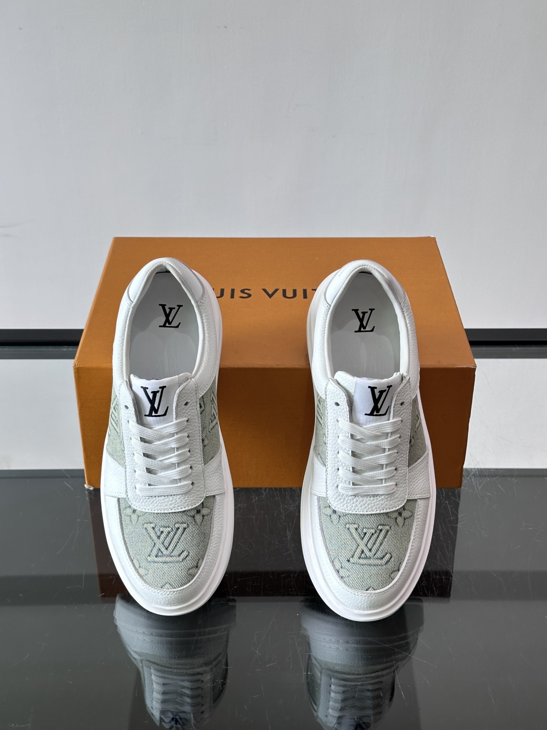 LV 男士休闲鞋。Monogram 帆布拼接荔枝皮。LV 经典老花图案辨识度拉满,厚底干净利落。鞋舌上的 LV 刺绣和老 LV 男士休闲鞋。Monogram 帆布拼接荔枝皮。LV 经典老花图案辨识度拉满,厚底干净利落。鞋舌上的 LV 刺绣和老