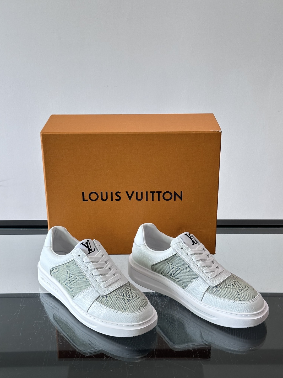 LV 男士休闲鞋。Monogram 帆布拼接荔枝皮。LV 经典老花图案辨识度拉满,厚底干净利落。鞋舌上的 LV 刺绣和老 LV 男士休闲鞋。Monogram 帆布拼接荔枝皮。LV 经典老花图案辨识度拉满,厚底干净利落。鞋舌上的 LV 刺绣和老