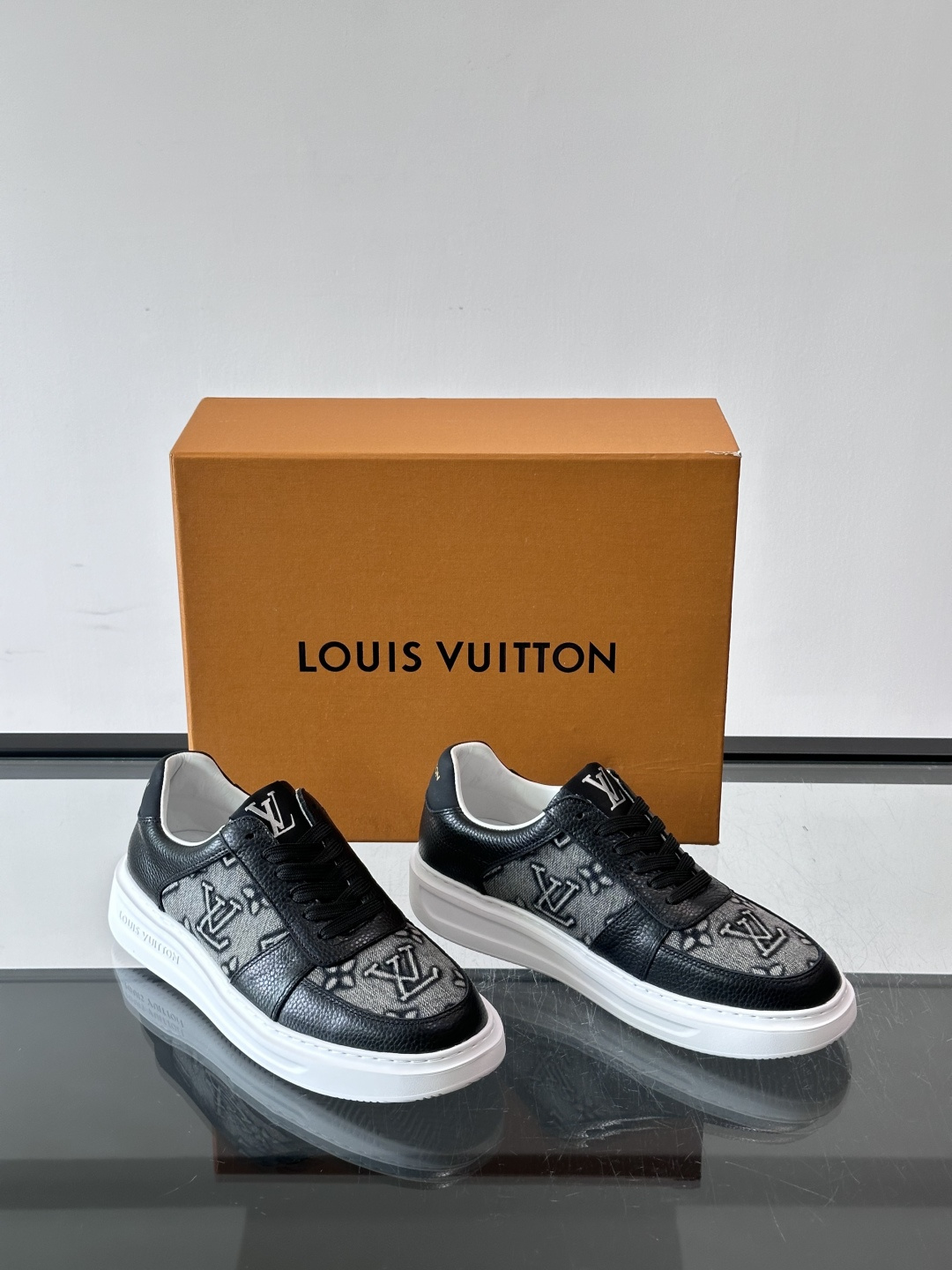 LV 男士休闲鞋。Monogram 帆布拼接荔枝皮。LV 经典老花图案辨识度拉满,厚底干净利落。鞋舌上的 LV 刺绣和老 LV 男士休闲鞋。Monogram 帆布拼接荔枝皮。LV 经典老花图案辨识度拉满,厚底干净利落。鞋舌上的 LV 刺绣和老