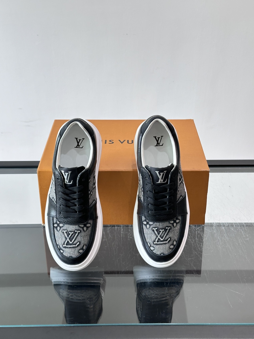 LV 男士休闲鞋。Monogram 帆布拼接荔枝皮。LV 经典老花图案辨识度拉满,厚底干净利落。鞋舌上的 LV 刺绣和老 LV 男士休闲鞋。Monogram 帆布拼接荔枝皮。LV 经典老花图案辨识度拉满,厚底干净利落。鞋舌上的 LV 刺绣和老