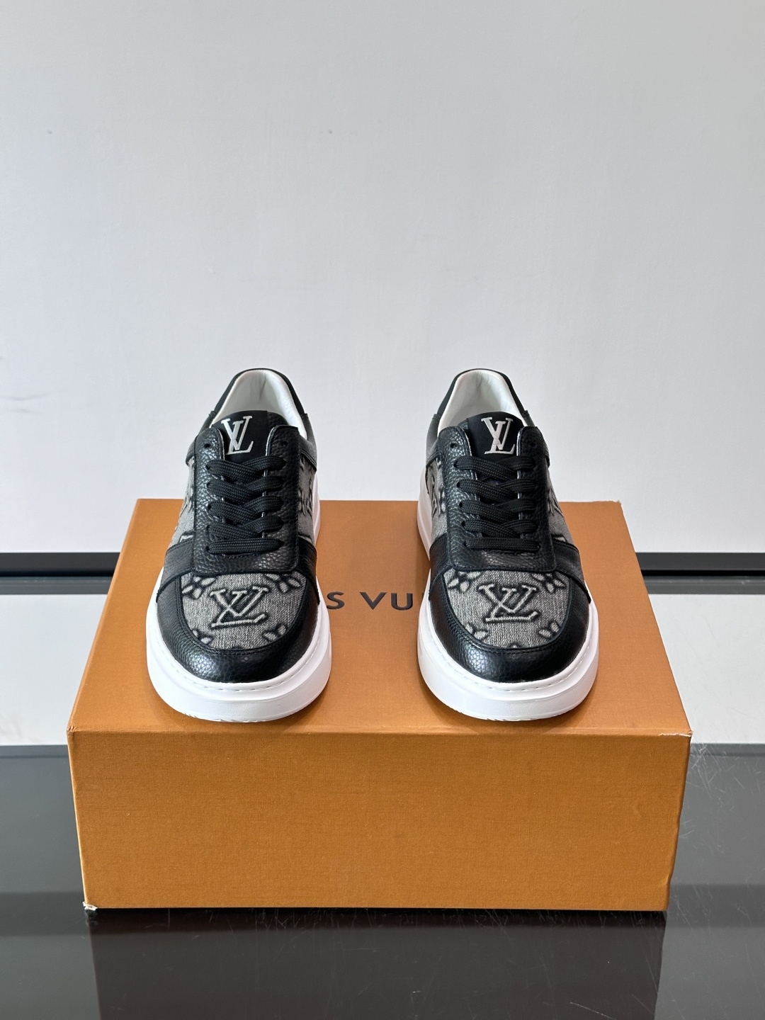 LV 男士休闲鞋。Monogram 帆布拼接荔枝皮。LV 经典老花图案辨识度拉满,厚底干净利落。鞋舌上的 LV 刺绣和老 LV 男士休闲鞋。Monogram 帆布拼接荔枝皮。LV 经典老花图案辨识度拉满,厚底干净利落。鞋舌上的 LV 刺绣和老