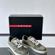 👟Prada男士拼色运动鞋,麂皮+皮革拼接,质感细腻又耐用✨。侧面三角标超有辨识度,配色低调百搭,日常穿搭无压力。橡胶鞋 👟Prada男士拼色运动鞋,麂皮+皮革拼接,质感细腻又耐用✨。侧面三角标超有辨识度,配色低调百搭,日常穿搭无压力。橡胶鞋