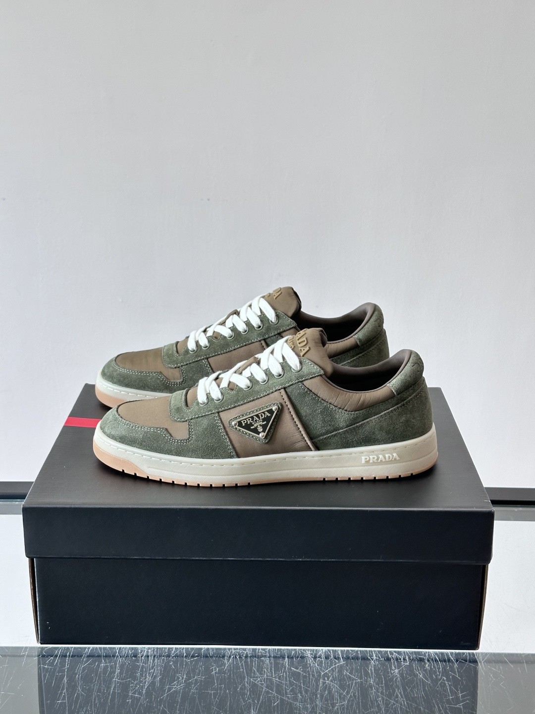 👟Prada男士拼色运动鞋,麂皮+皮革拼接,质感细腻又耐用✨。侧面三角标超有辨识度,配色低调百搭,日常穿搭无压力。橡胶鞋 👟Prada男士拼色运动鞋,麂皮+皮革拼接,质感细腻又耐用✨。侧面三角标超有辨识度,配色低调百搭,日常穿搭无压力。橡胶鞋