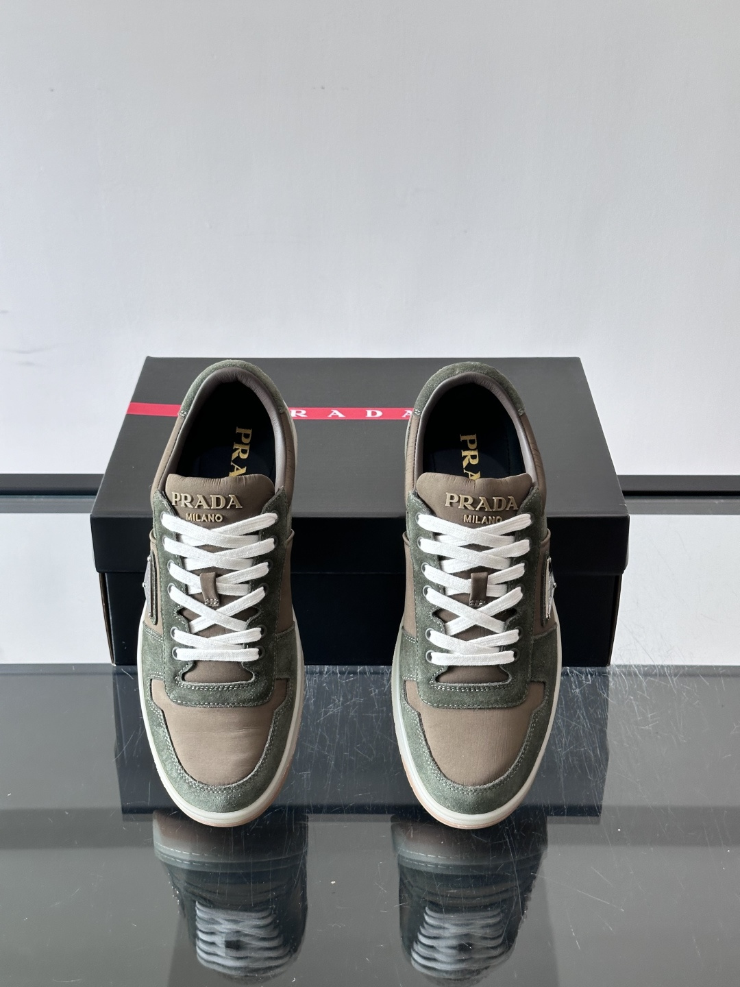 👟Prada男士拼色运动鞋,麂皮+皮革拼接,质感细腻又耐用✨。侧面三角标超有辨识度,配色低调百搭,日常穿搭无压力。橡胶鞋 👟Prada男士拼色运动鞋,麂皮+皮革拼接,质感细腻又耐用✨。侧面三角标超有辨识度,配色低调百搭,日常穿搭无压力。橡胶鞋