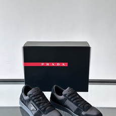 👟Prada男士拼色运动鞋,麂皮+皮革拼接,质感细腻又耐用✨。侧面三角标超有辨识度,配色低调百搭,日常穿搭无压力。橡胶鞋 👟Prada男士拼色运动鞋,麂皮+皮革拼接,质感细腻又耐用✨。侧面三角标超有辨识度,配色低调百搭,日常穿搭无压力。橡胶鞋