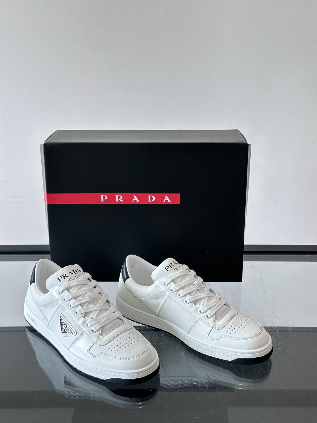 🖤PRADA男士拼色板鞋，牛皮革材质+经典三角标，简约又有辨识度！低帮圆头设计，白色鞋带+透气孔，舒适又实用✨。橡胶鞋底