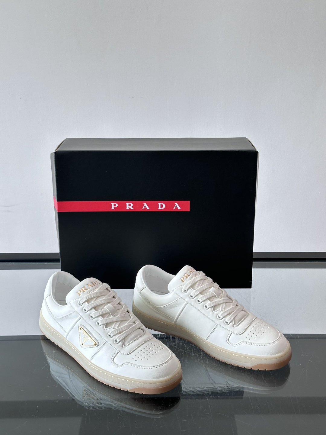 🖤PRADA男士拼色板鞋，牛皮革材质+经典三角标，简约又有辨识度！低帮圆头设计，白色鞋带+透气孔，舒适又实用✨。橡胶鞋底