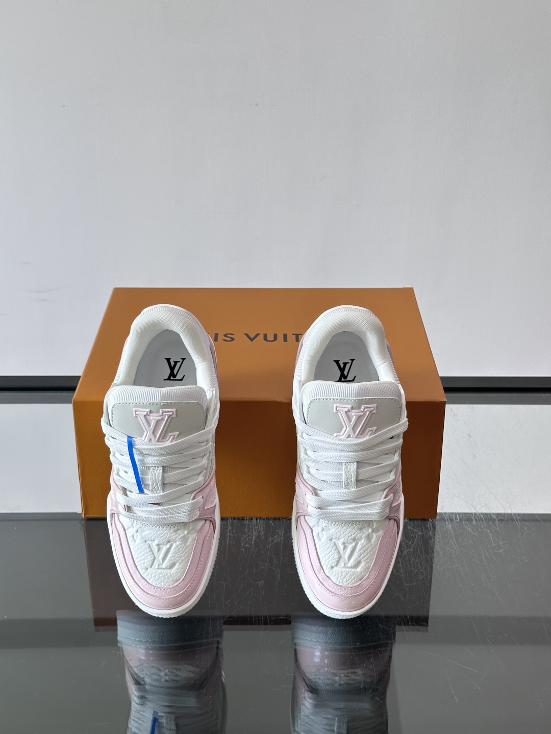 驴家 新配色 trainer运动鞋,本款 LV Trainer 运动鞋取材柔软粒面小牛皮,呈现纯净色调,后部#54标识追 驴家 新配色 trainer运动鞋,本款 LV Trainer 运动鞋取材柔软粒面小牛皮,呈现纯净色调,后部#54标识追