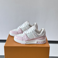 驴家 新配色 trainer运动鞋,本款 LV Trainer 运动鞋取材柔软粒面小牛皮,呈现纯净色调,后部#54标识追 驴家 新配色 trainer运动鞋,本款 LV Trainer 运动鞋取材柔软粒面小牛皮,呈现纯净色调,后部#54标识追