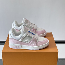 驴家 新配色 trainer运动鞋,本款 LV Trainer 运动鞋取材柔软粒面小牛皮,呈现纯净色调,后部#54标识追 驴家 新配色 trainer运动鞋,本款 LV Trainer 运动鞋取材柔软粒面小牛皮,呈现纯净色调,后部#54标识追
