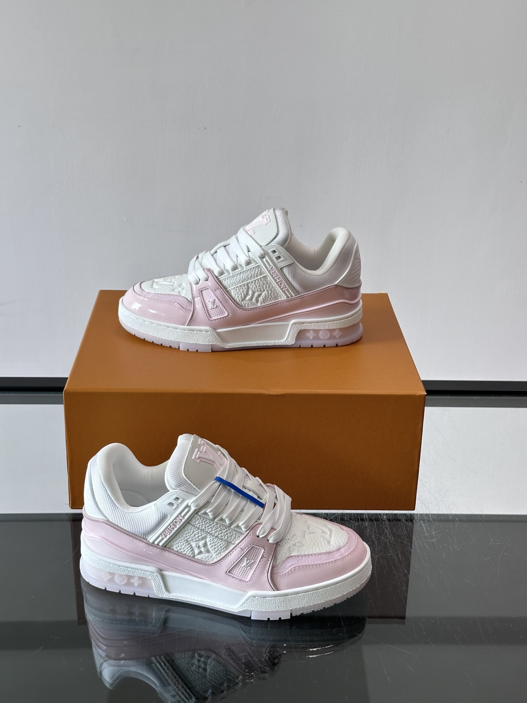 驴家 新配色 trainer运动鞋,本款 LV Trainer 运动鞋取材柔软粒面小牛皮,呈现纯净色调,后部#54标识追 驴家 新配色 trainer运动鞋,本款 LV Trainer 运动鞋取材柔软粒面小牛皮,呈现纯净色调,后部#54标识追