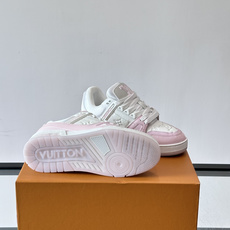 驴家 新配色 trainer运动鞋,本款 LV Trainer 运动鞋取材柔软粒面小牛皮,呈现纯净色调,后部#54标识追 驴家 新配色 trainer运动鞋,本款 LV Trainer 运动鞋取材柔软粒面小牛皮,呈现纯净色调,后部#54标识追