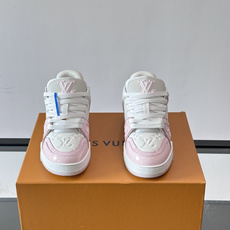 驴家 新配色 trainer运动鞋,本款 LV Trainer 运动鞋取材柔软粒面小牛皮,呈现纯净色调,后部#54标识追 驴家 新配色 trainer运动鞋,本款 LV Trainer 运动鞋取材柔软粒面小牛皮,呈现纯净色调,后部#54标识追