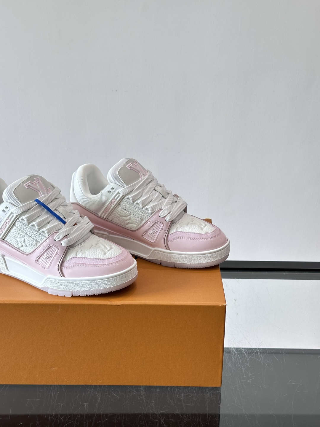 驴家 新配色 trainer运动鞋,本款 LV Trainer 运动鞋取材柔软粒面小牛皮,呈现纯净色调,后部#54标识追 驴家 新配色 trainer运动鞋,本款 LV Trainer 运动鞋取材柔软粒面小牛皮,呈现纯净色调,后部#54标识追