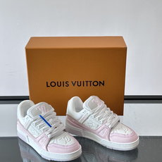 驴家 新配色 trainer运动鞋,本款 LV Trainer 运动鞋取材柔软粒面小牛皮,呈现纯净色调,后部#54标识追 驴家 新配色 trainer运动鞋,本款 LV Trainer 运动鞋取材柔软粒面小牛皮,呈现纯净色调,后部#54标识追