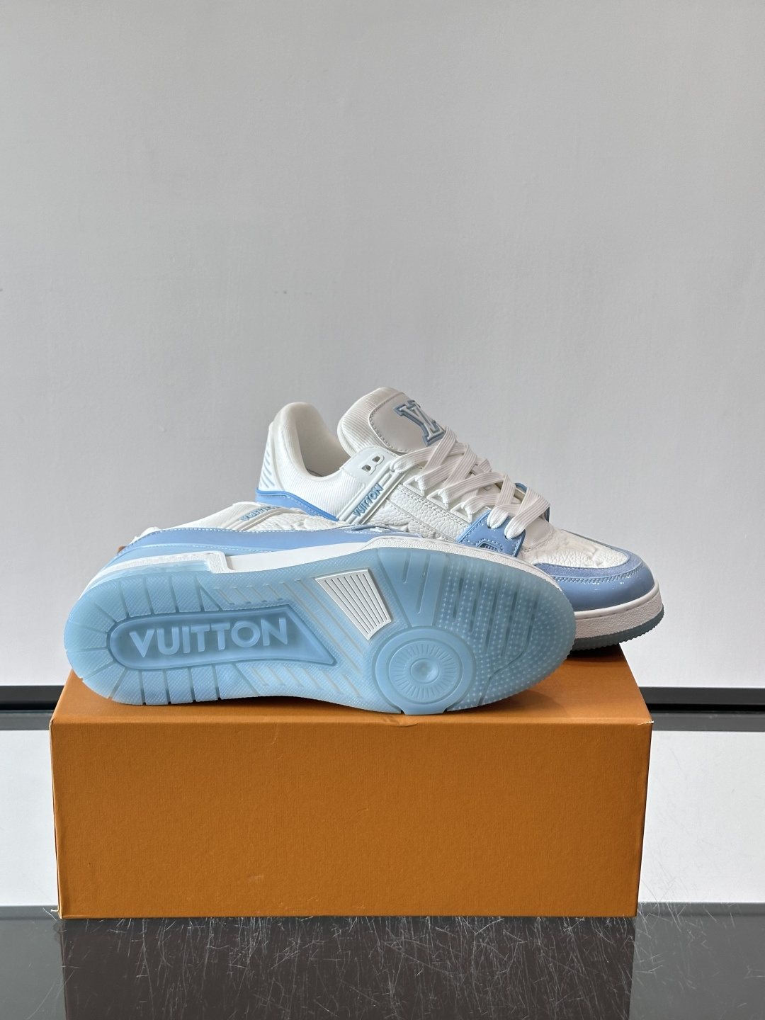 驴家 新配色 trainer运动鞋，本款 LV Trainer 运动鞋取材柔软粒面小牛皮，呈现纯净色调，后部#54标识追