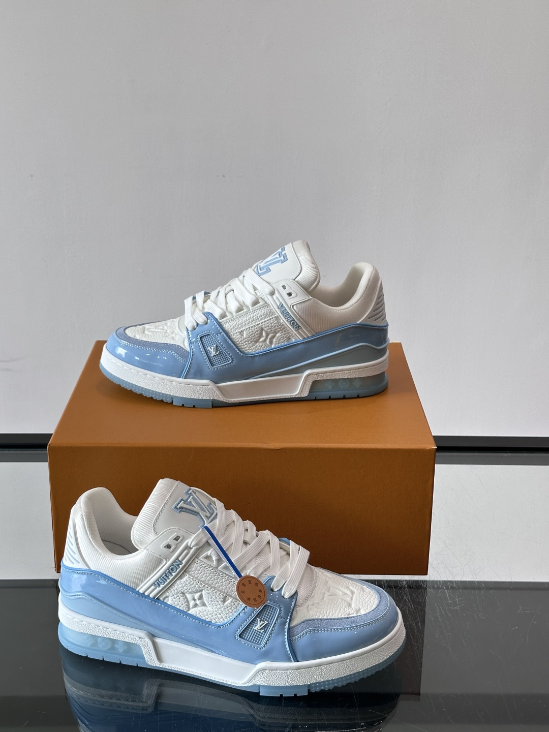 驴家 新配色 trainer运动鞋，本款 LV Trainer 运动鞋取材柔软粒面小牛皮，呈现纯净色调，后部#54标识追