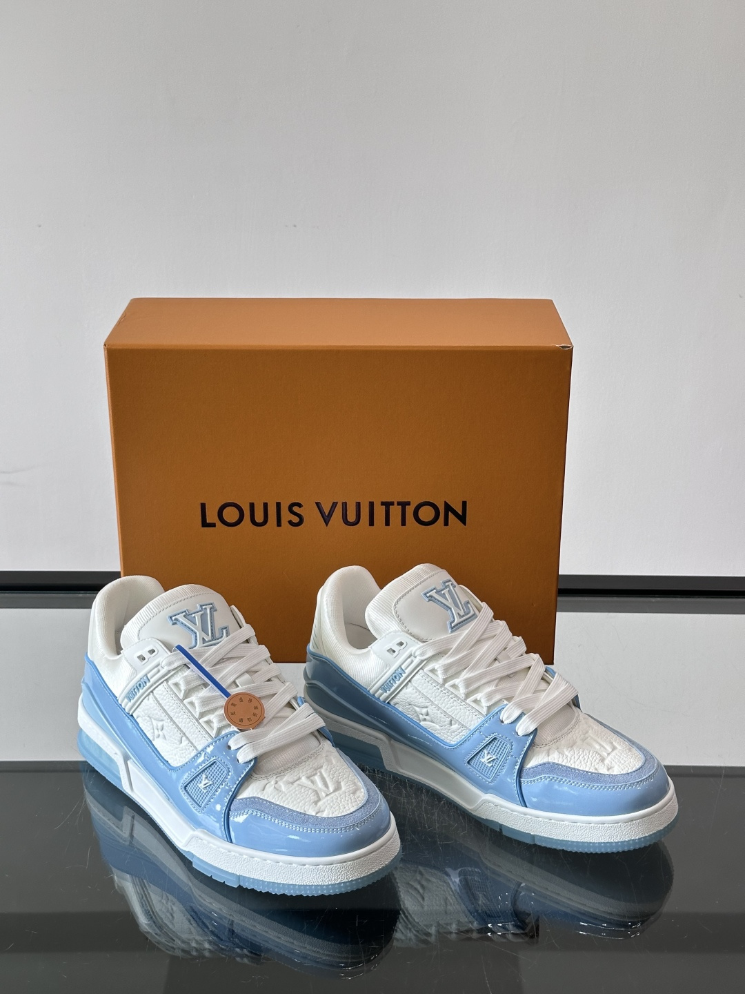 驴家 新配色 trainer运动鞋，本款 LV Trainer 运动鞋取材柔软粒面小牛皮，呈现纯净色调，后部#54标识追