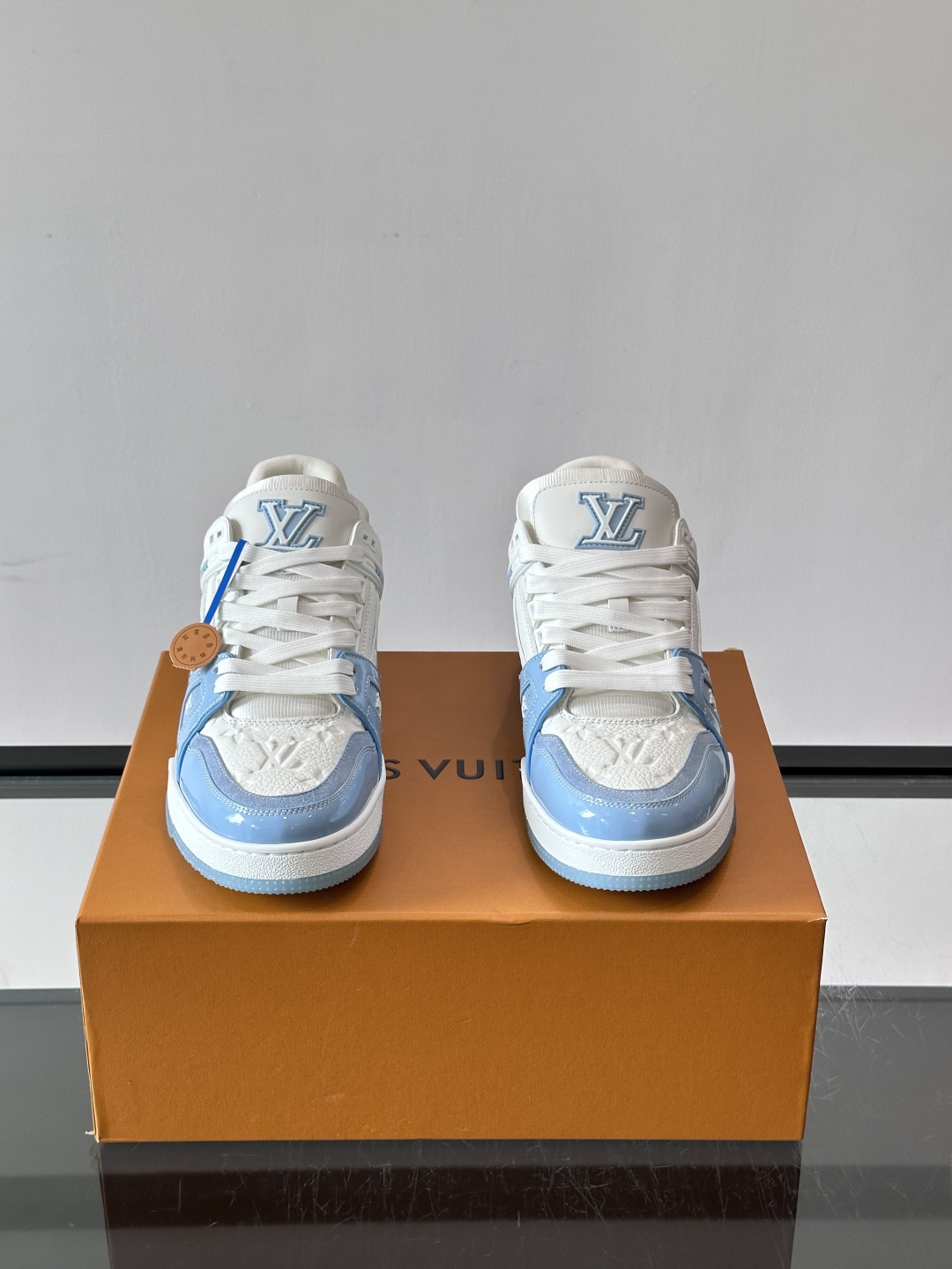 驴家 新配色 trainer运动鞋，本款 LV Trainer 运动鞋取材柔软粒面小牛皮，呈现纯净色调，后部#54标识追