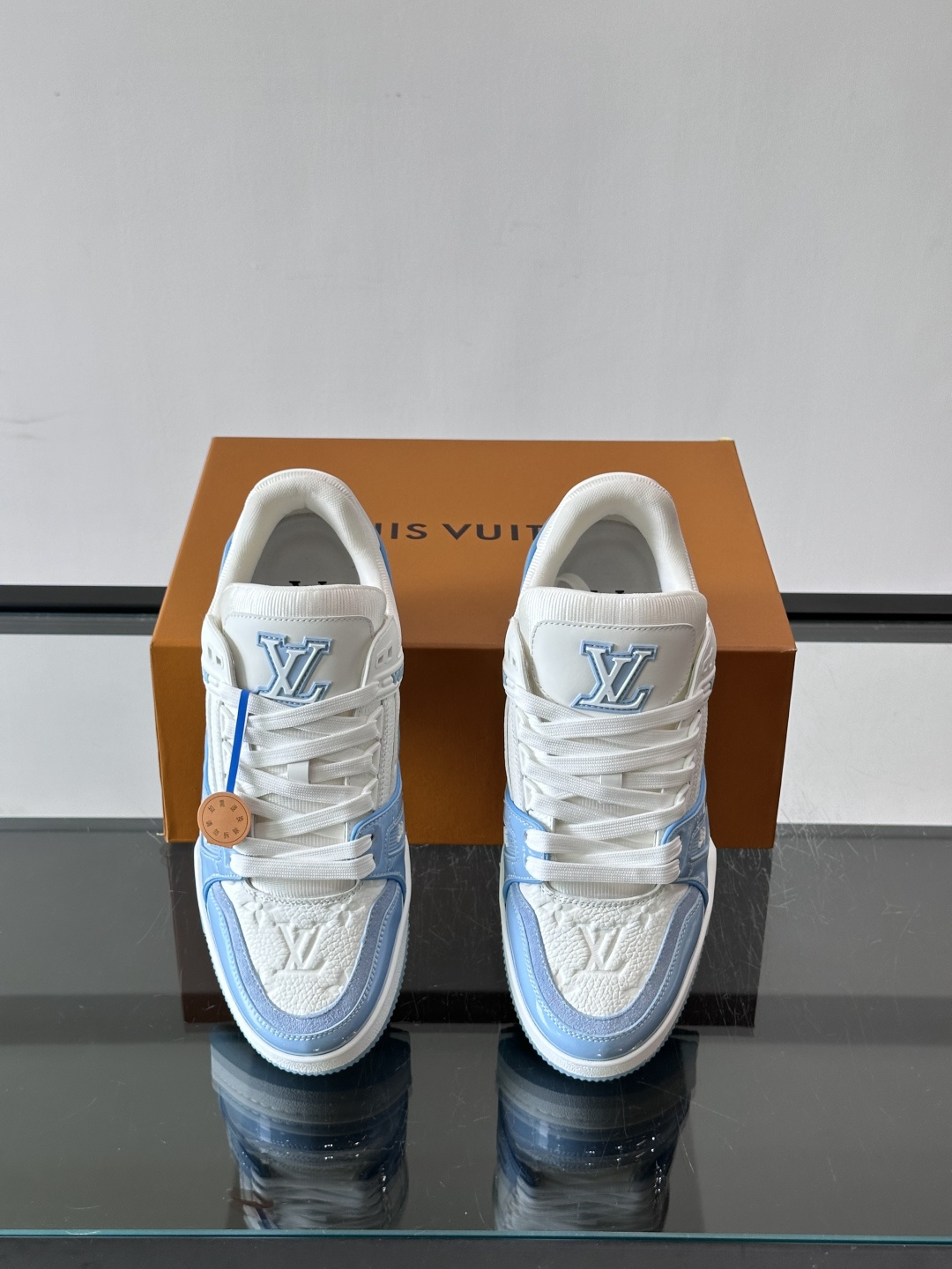 驴家 新配色 trainer运动鞋，本款 LV Trainer 运动鞋取材柔软粒面小牛皮，呈现纯净色调，后部#54标识追