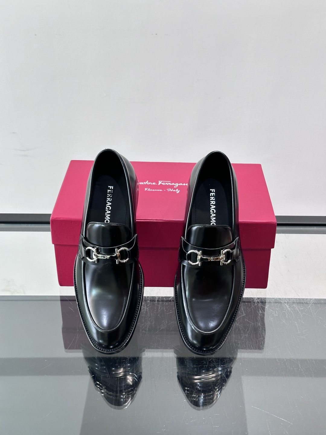 F菲拉格慕男士皮鞋 👞采用真皮材质,质感超高级,英伦风设计简约大方,商务通勤或正式场合都能轻松驾驭👞。一脚蹬设计超方便, F菲拉格慕男士皮鞋 👞采用真皮材质,质感超高级,英伦风设计简约大方,商务通勤或正式场合都能轻松驾驭👞。一脚蹬设计超方便,
