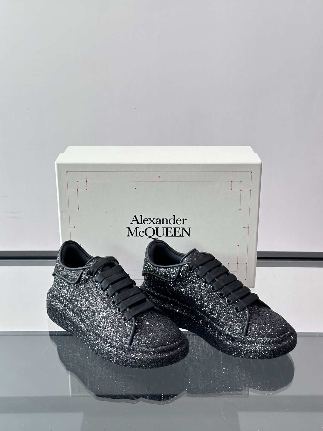 McQueen亮片厚底板鞋 ✨Alexander McQueen亮片厚底板鞋,牛皮+亮片拼接,低调又闪耀,厚底设计显 McQueen亮片厚底板鞋 ✨Alexander McQueen亮片厚底板鞋,牛皮+亮片拼接,低调又闪耀,厚底设计显