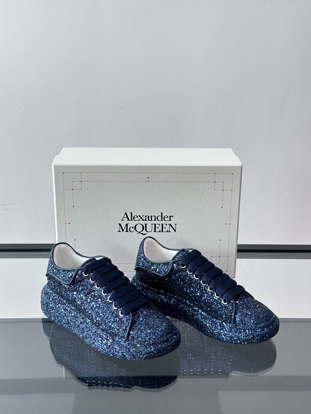 McQueen亮片厚底板鞋 ✨Alexander McQueen亮片厚底板鞋,牛皮+亮片拼接,低调又闪耀,厚底设计显 McQueen亮片厚底板鞋 ✨Alexander McQueen亮片厚底板鞋,牛皮+亮片拼接,低调又闪耀,厚底设计显