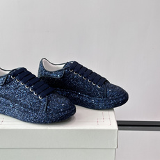 McQueen亮片厚底板鞋 ✨Alexander McQueen亮片厚底板鞋,牛皮+亮片拼接,低调又闪耀,厚底设计显 McQueen亮片厚底板鞋 ✨Alexander McQueen亮片厚底板鞋,牛皮+亮片拼接,低调又闪耀,厚底设计显