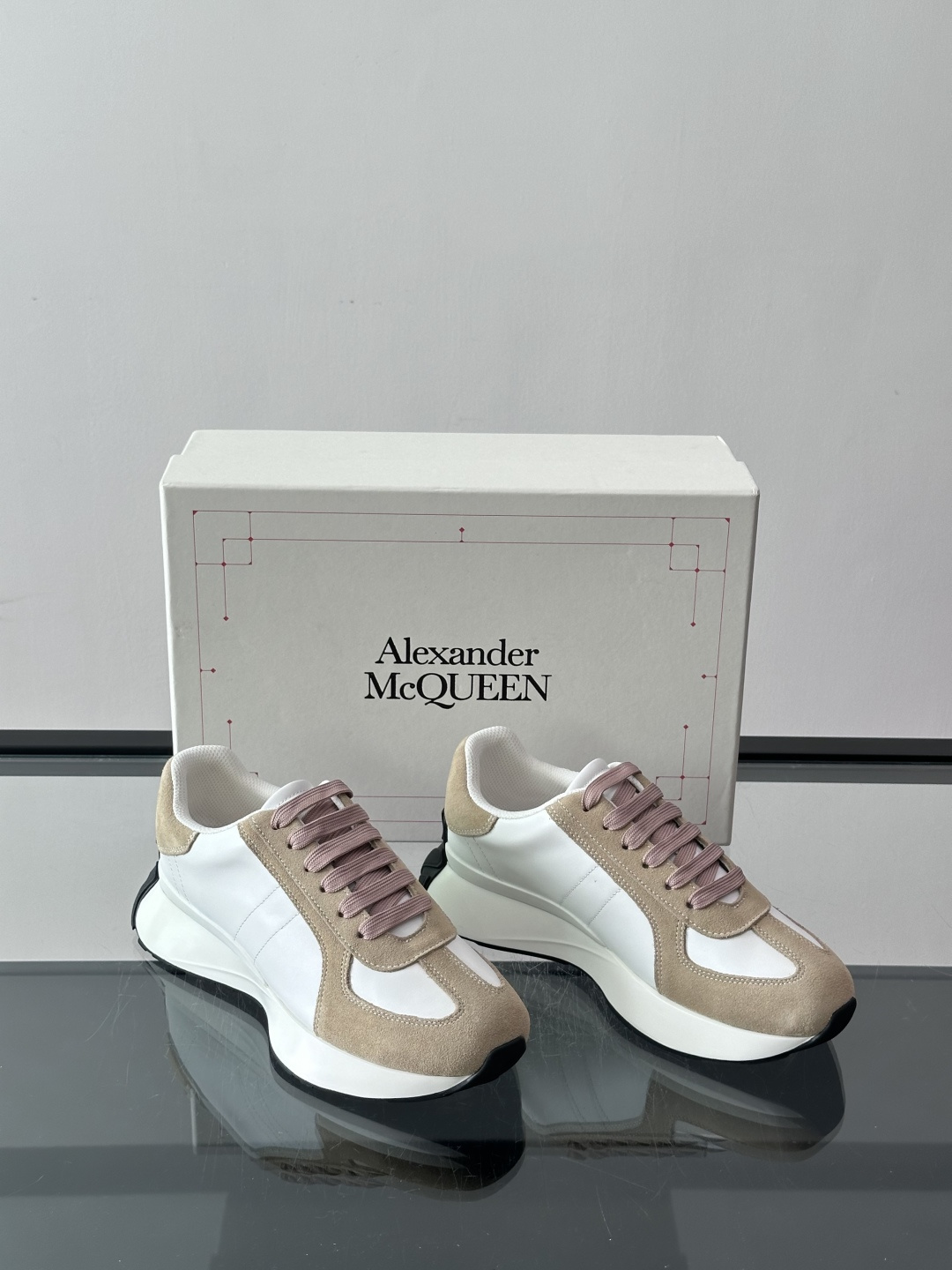 Alexander McQueen经典老爹鞋,麂皮➕牛皮拼接,层次感满满,质感高级✨。厚底设计,白色EVA材质,缓震又增 Alexander McQueen经典老爹鞋,麂皮➕牛皮拼接,层次感满满,质感高级✨。厚底设计,白色EVA材质,缓震又增