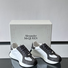 Alexander McQueen经典老爹鞋,麂皮➕牛皮拼接,层次感满满,质感高级✨。厚底设计,白色EVA材质,缓震又增 Alexander McQueen经典老爹鞋,麂皮➕牛皮拼接,层次感满满,质感高级✨。厚底设计,白色EVA材质,缓震又增