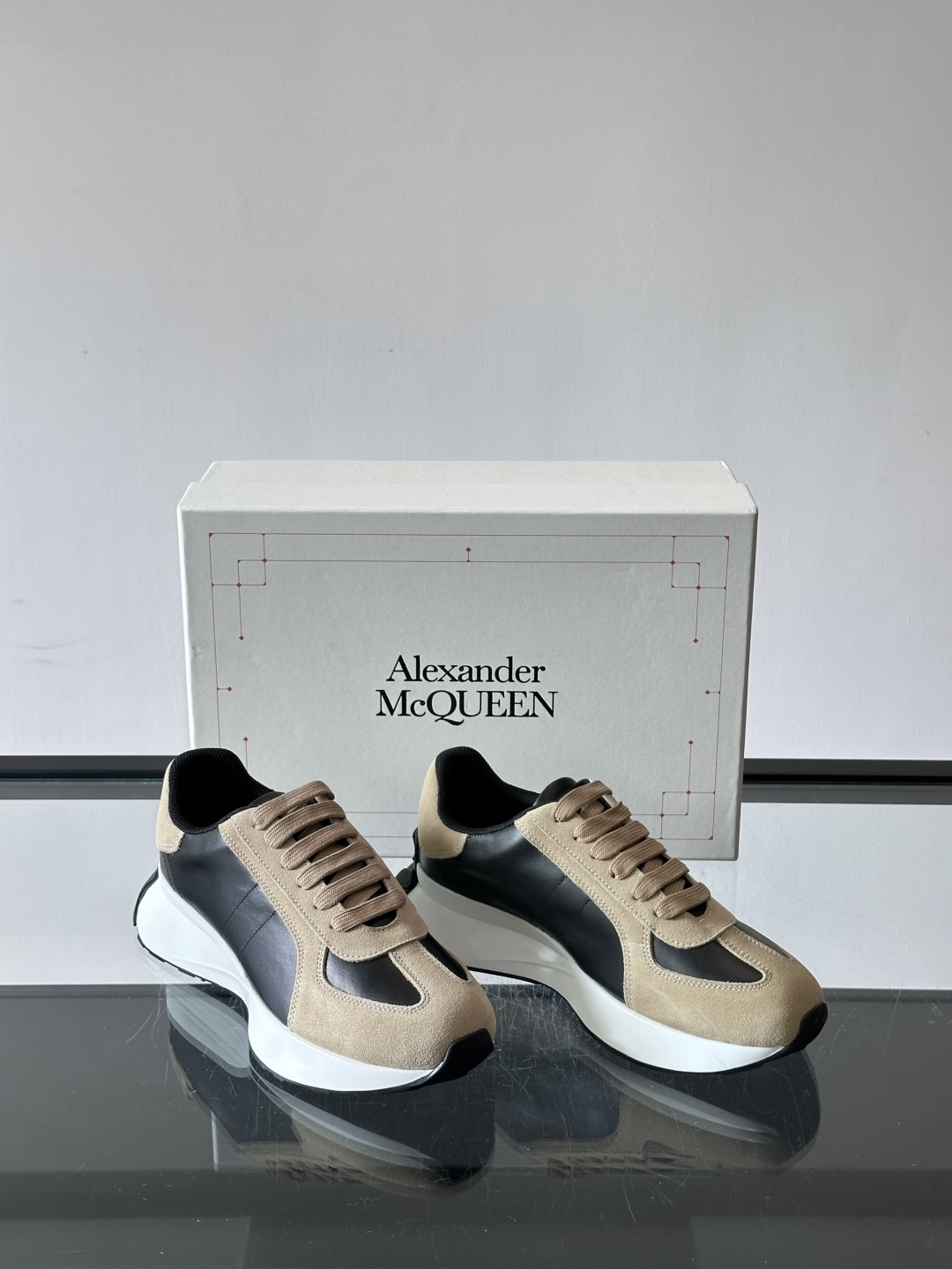 Alexander McQueen经典老爹鞋,麂皮➕牛皮拼接,层次感满满,质感高级✨。厚底设计,白色EVA材质,缓震又增 Alexander McQueen经典老爹鞋,麂皮➕牛皮拼接,层次感满满,质感高级✨。厚底设计,白色EVA材质,缓震又增