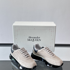 Alexander McQueen经典老爹鞋,麂皮➕牛皮拼接,层次感满满,质感高级✨。厚底设计,白色EVA材质,缓震又增 Alexander McQueen经典老爹鞋,麂皮➕牛皮拼接,层次感满满,质感高级✨。厚底设计,白色EVA材质,缓震又增