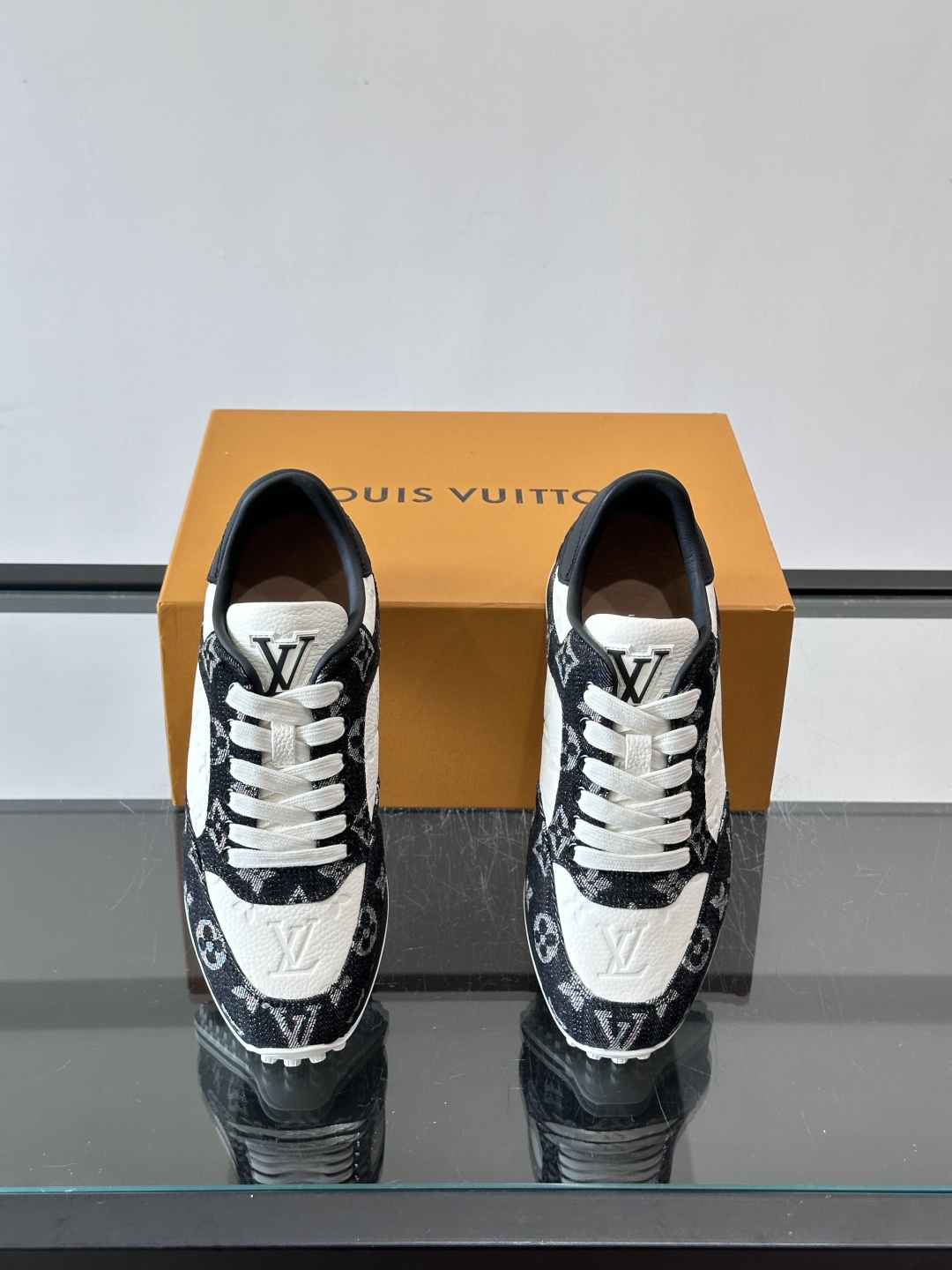 LV 男士运动鞋,小牛皮面料。经Monogram图案,配色超百搭!橡胶鞋底抓地力强,穿着舒适,日常休闲或轻运动都OK。复 LV 男士运动鞋,小牛皮面料。经Monogram图案,配色超百搭!橡胶鞋底抓地力强,穿着舒适,日常休闲或轻运动都OK。复