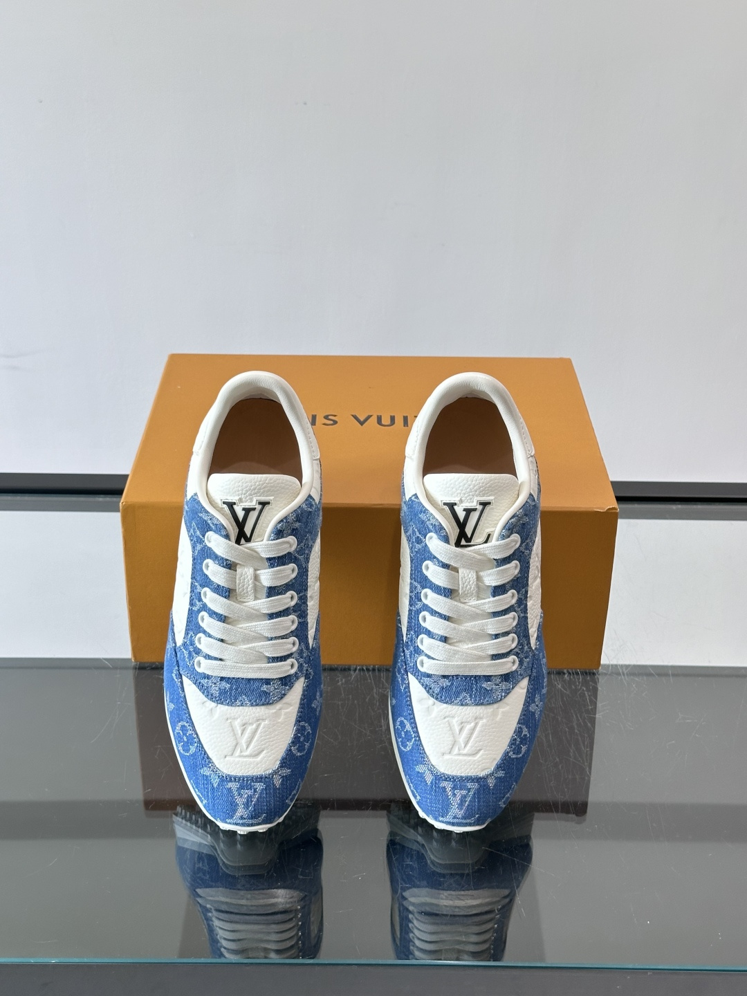 LV 男士运动鞋,小牛皮面料。经Monogram图案,配色超百搭!橡胶鞋底抓地力强,穿着舒适,日常休闲或轻运动都OK。复 LV 男士运动鞋,小牛皮面料。经Monogram图案,配色超百搭!橡胶鞋底抓地力强,穿着舒适,日常休闲或轻运动都OK。复