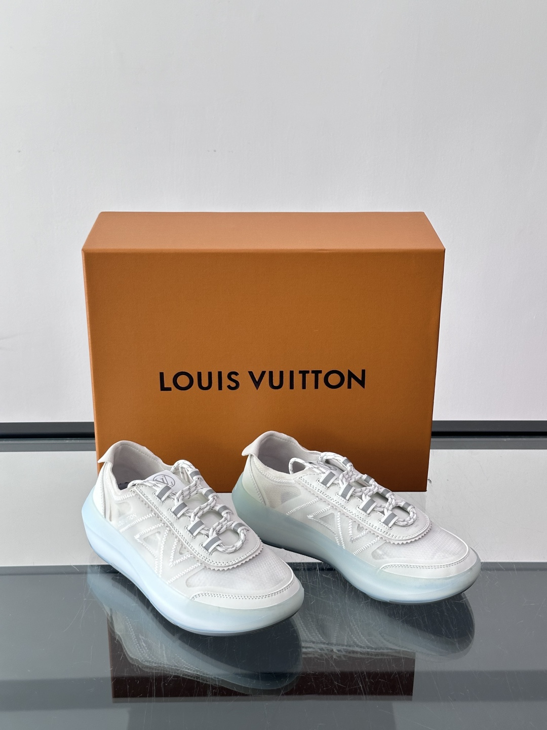 LV SPRINT 情侣款👫运动鞋本款 LV SPrint 运动鞋以混合科技材质制成，穿着舒适贴合，为您提供稳固支撑。鞋