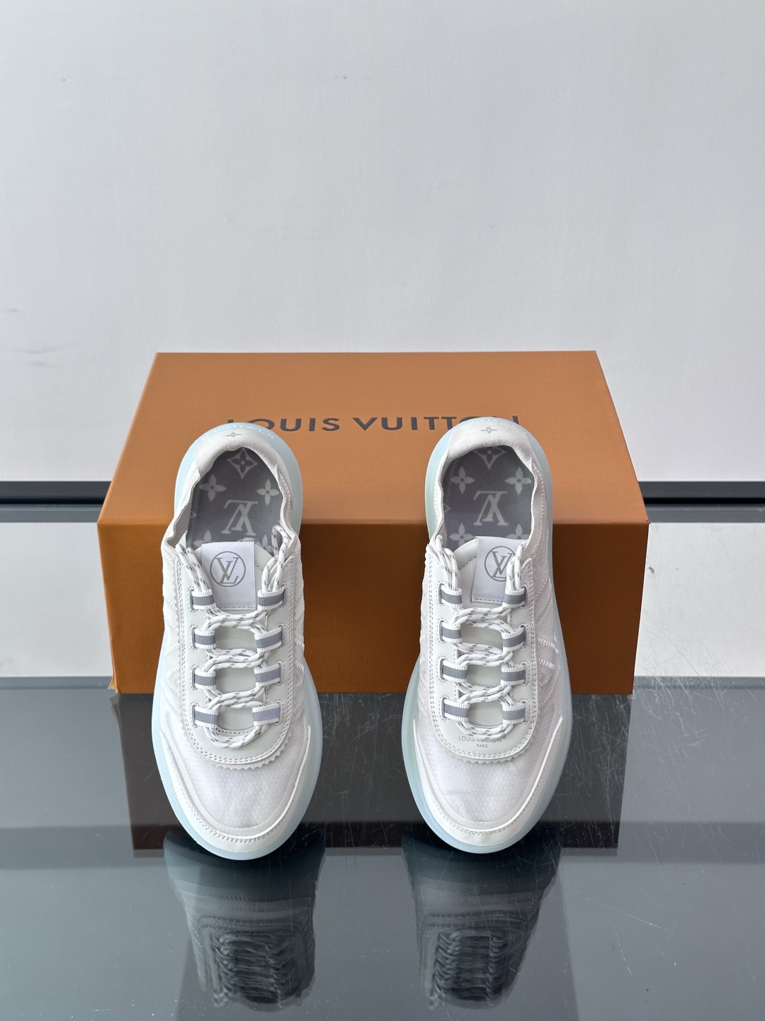 LV SPRINT 情侣款👫运动鞋本款 LV SPrint 运动鞋以混合科技材质制成，穿着舒适贴合，为您提供稳固支撑。鞋