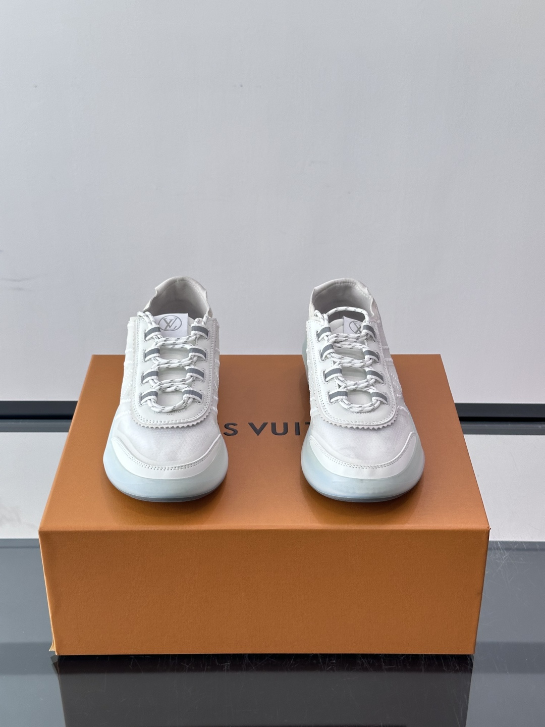 LV SPRINT 情侣款👫运动鞋本款 LV SPrint 运动鞋以混合科技材质制成，穿着舒适贴合，为您提供稳固支撑。鞋