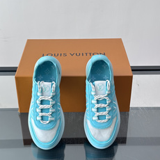 LV SPRINT 情侣款👫运动鞋本款 LV SPrint 运动鞋以混合科技材质制成,穿着舒适贴合,为您提供稳固支撑。鞋 LV SPRINT 情侣款👫运动鞋本款 LV SPrint 运动鞋以混合科技材质制成,穿着舒适贴合,为您提供稳固支撑。鞋