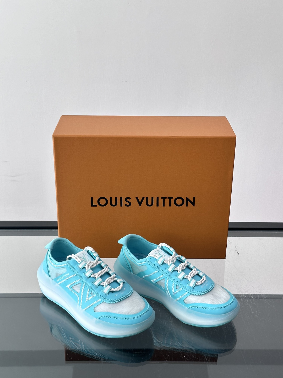 LV SPRINT 情侣款👫运动鞋本款 LV SPrint 运动鞋以混合科技材质制成,穿着舒适贴合,为您提供稳固支撑。鞋 LV SPRINT 情侣款👫运动鞋本款 LV SPrint 运动鞋以混合科技材质制成,穿着舒适贴合,为您提供稳固支撑。鞋