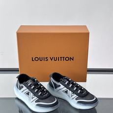 LV SPRINT 情侣款👫运动鞋本款 LV SPrint 运动鞋以混合科技材质制成,穿着舒适贴合,为您提供稳固支撑。鞋 LV SPRINT 情侣款👫运动鞋本款 LV SPrint 运动鞋以混合科技材质制成,穿着舒适贴合,为您提供稳固支撑。鞋