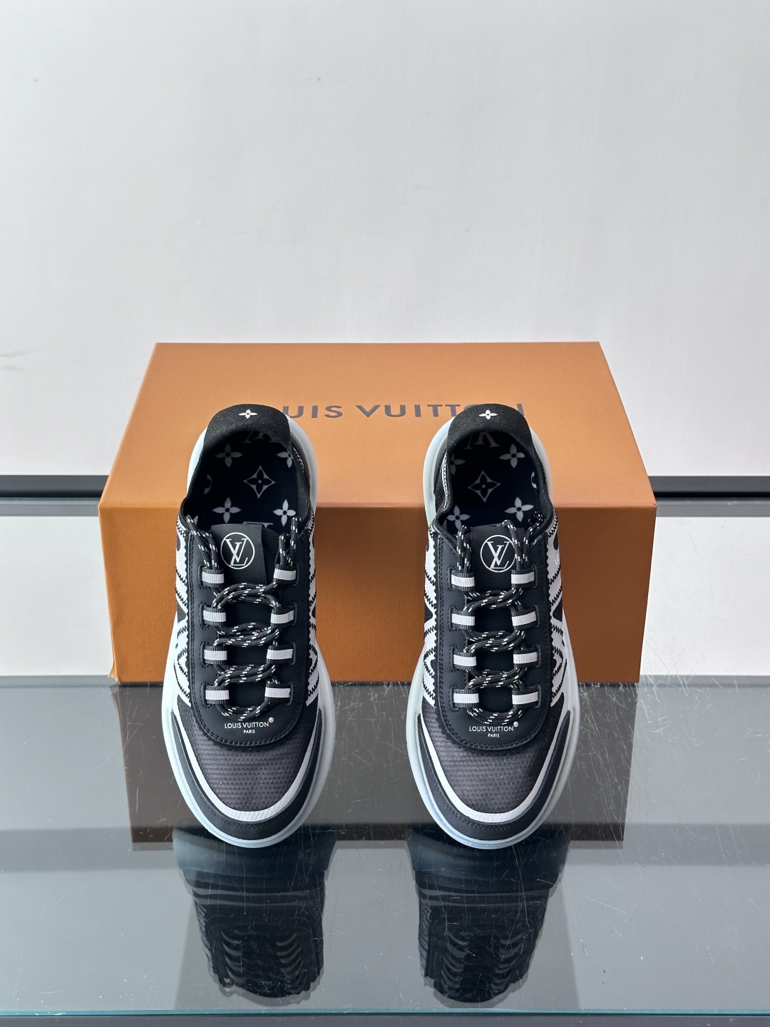 LV SPRINT 情侣款👫运动鞋本款 LV SPrint 运动鞋以混合科技材质制成,穿着舒适贴合,为您提供稳固支撑。鞋 LV SPRINT 情侣款👫运动鞋本款 LV SPrint 运动鞋以混合科技材质制成,穿着舒适贴合,为您提供稳固支撑。鞋